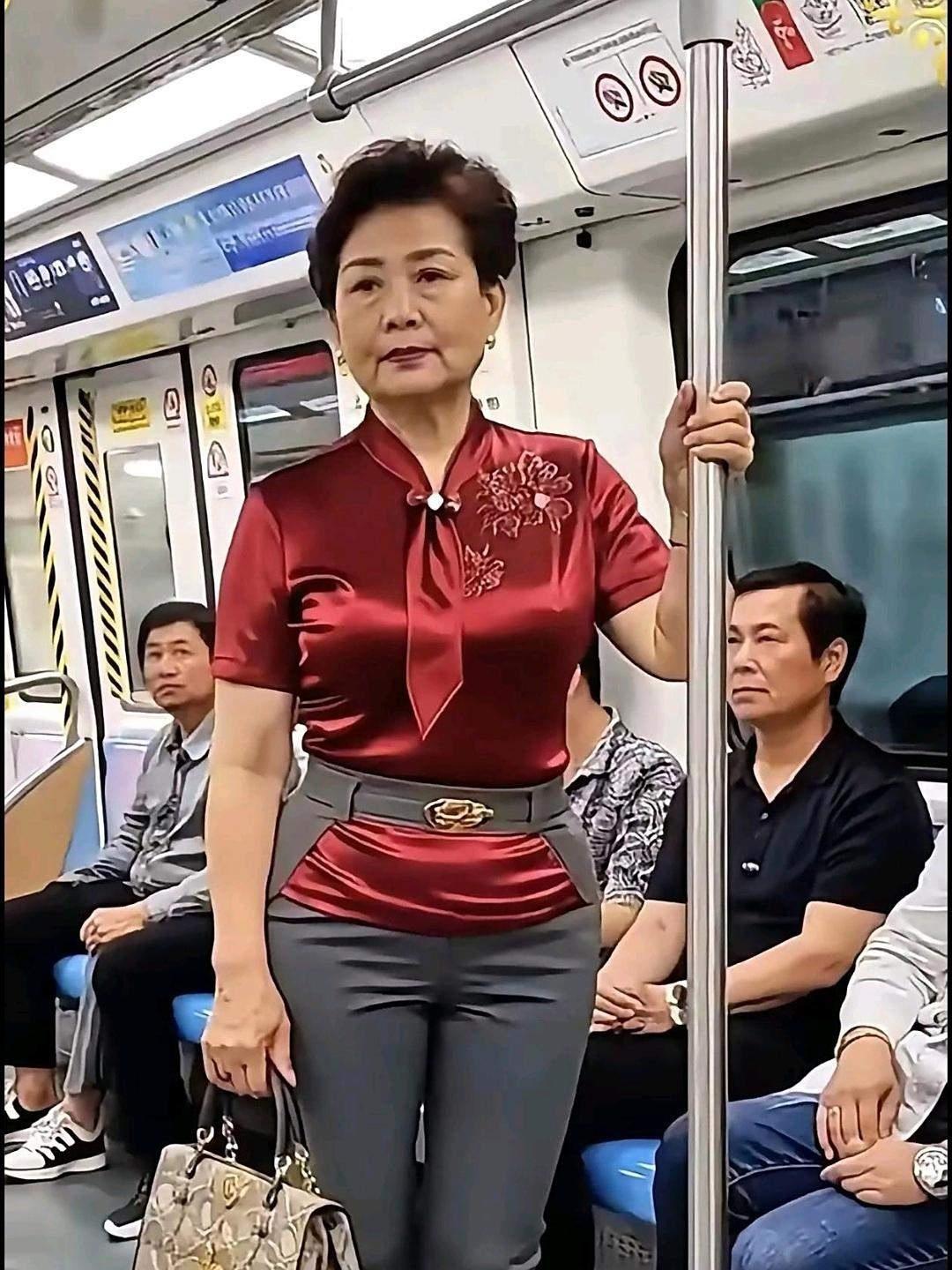 地铁里偶遇的一幕，太吸睛了！不得不说，现在的老人想得开，活得越来越精致了，老年生