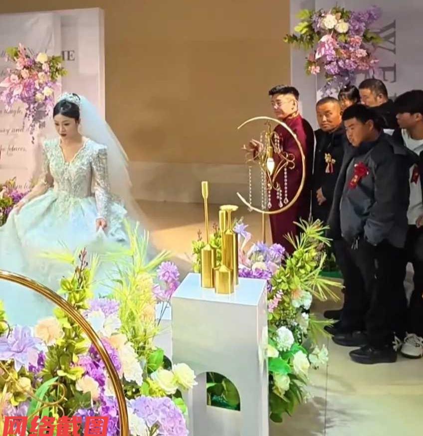 有新人结婚仪式现场，发生一幕尴尬的插曲。

原来在司仪让新娘登场后，突然现场也有