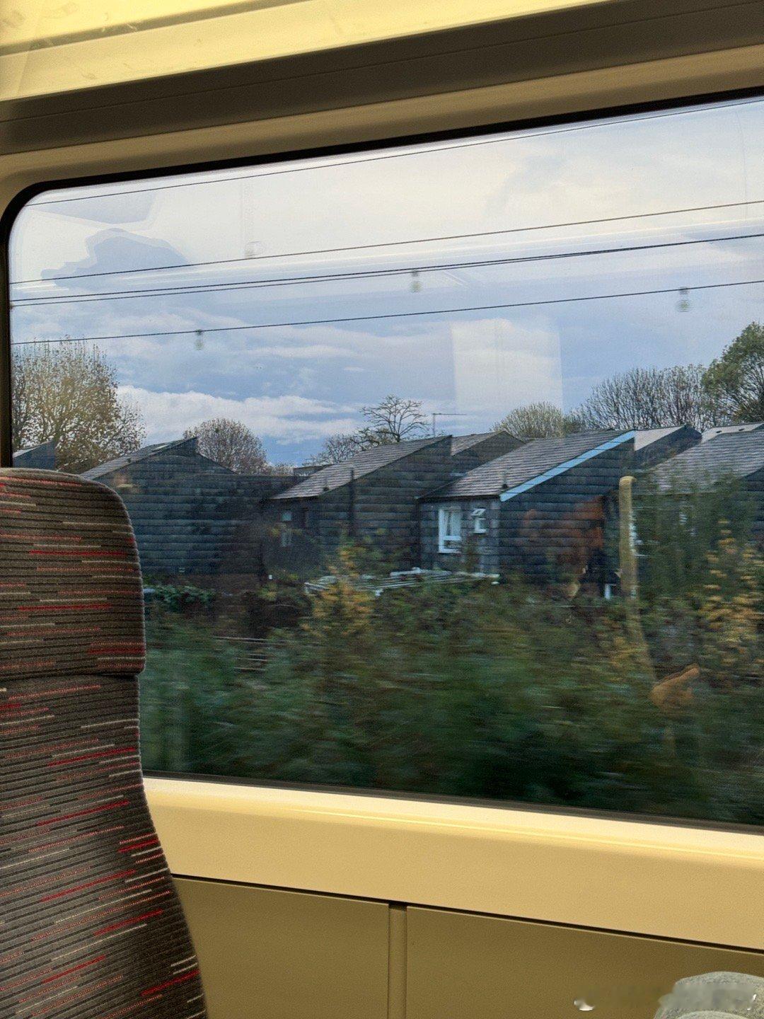 剑桥能够培养极致的浪漫主义，五彩的落叶卷携着细雨飘落在开往Cambridge N