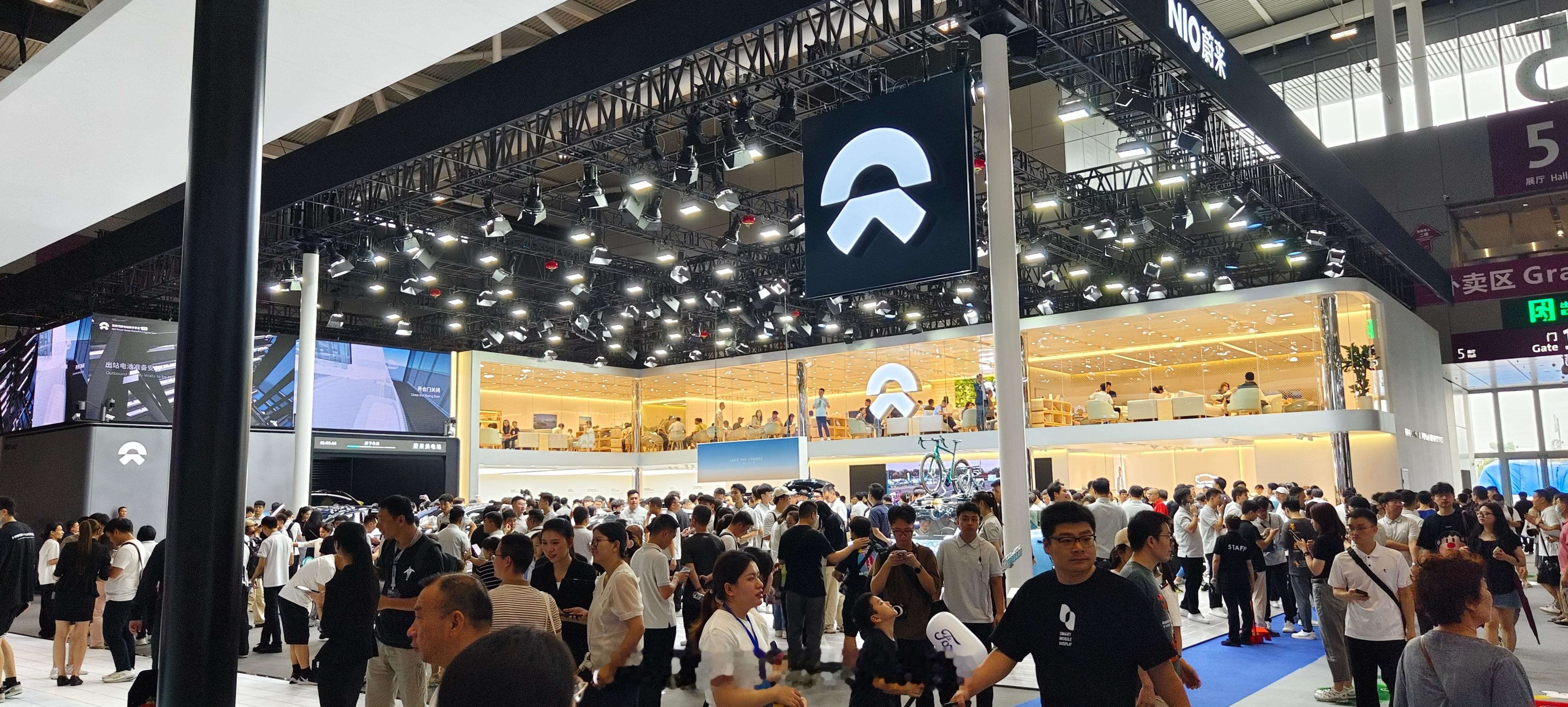 蔚来展台这人流高低有点夸张了....#蔚来换电业务获15亿元投资##蔚来汽车# 