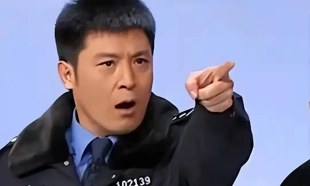 闫学晶一句“演员都快吃不上饭”被剪成哭穷，热搜直接炸锅。
我刷到原视频，她是在地