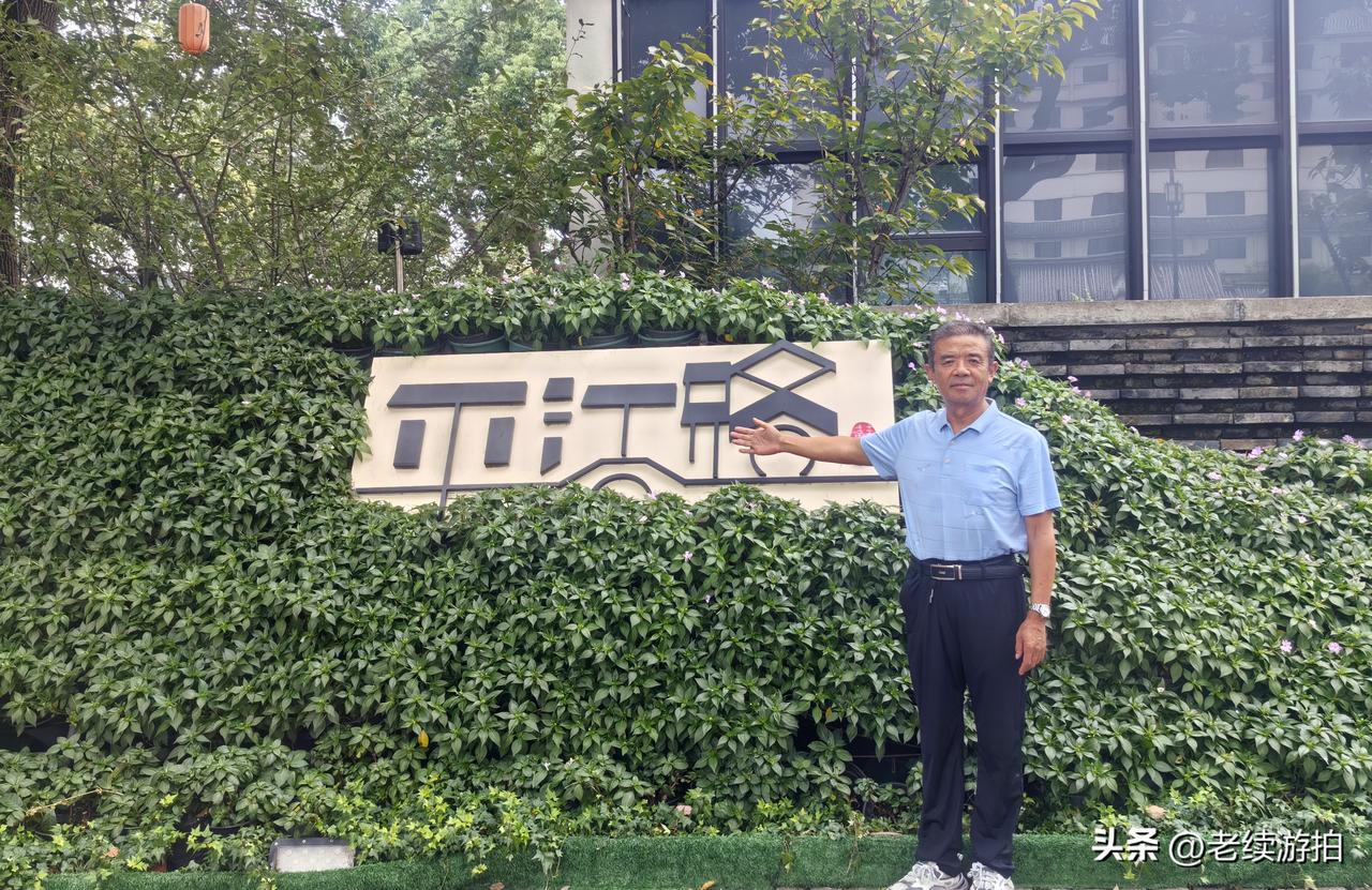 平江路是江苏省苏州市姑苏区东北部一条沿平江河而建的历史老街，北起东北街，南至干将