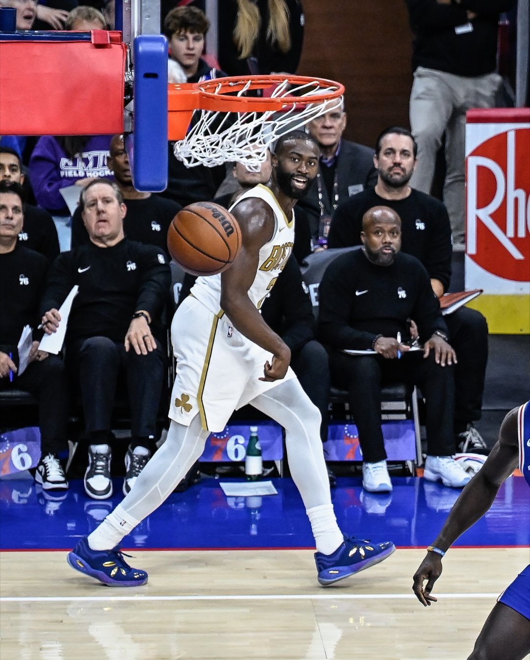 杰伦接受采访谈及76人最后一攻表示：“马克西当时正在运球，他转身背对着我，我以为