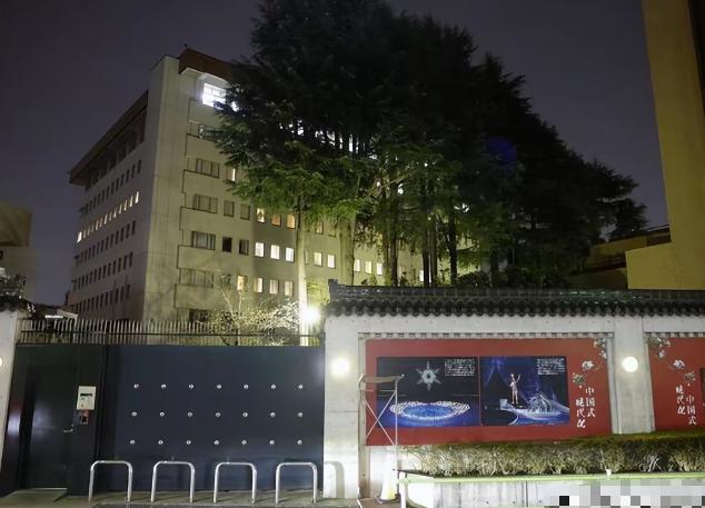 原来日本那个持刀强闯大使馆的军官曾经被咱们审讯了大概三个小时
 
很多最新消息陆