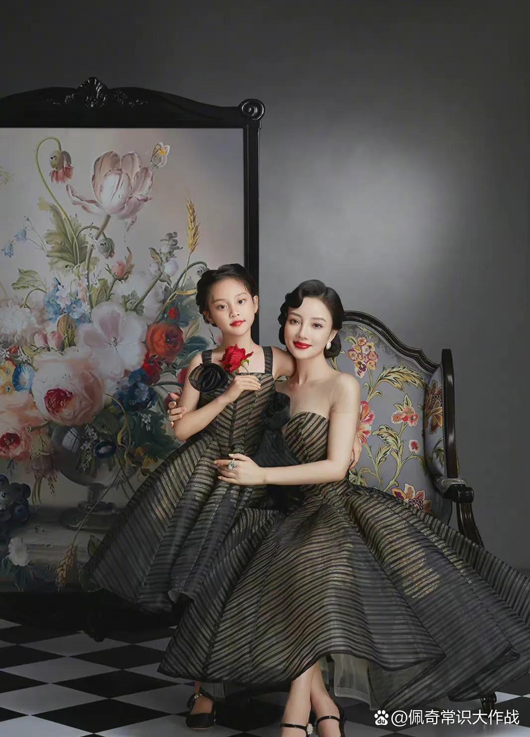 甜馨儿和妈妈李小璐拍摄的亲子写真！小甜馨儿越长越美！ 