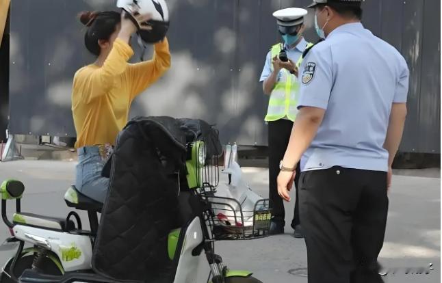 “执法应有度！”云南昆明，一女子骑车没有带头盔，被交警拦住要求缴纳罚款50元，可