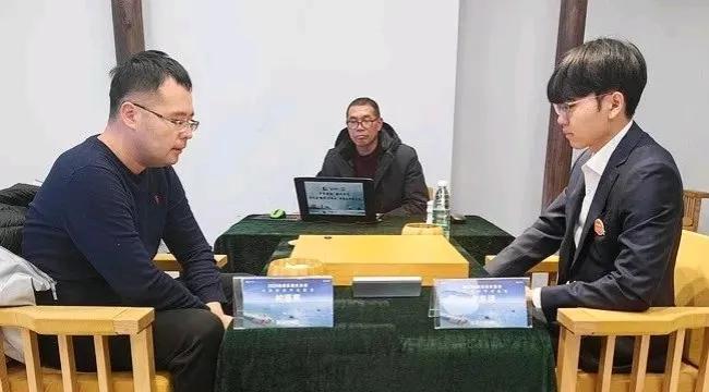 围甲赛况~精彩分享



第25届雅居乐清水湾杯中国围棋甲级联赛12轮战罢，焦点