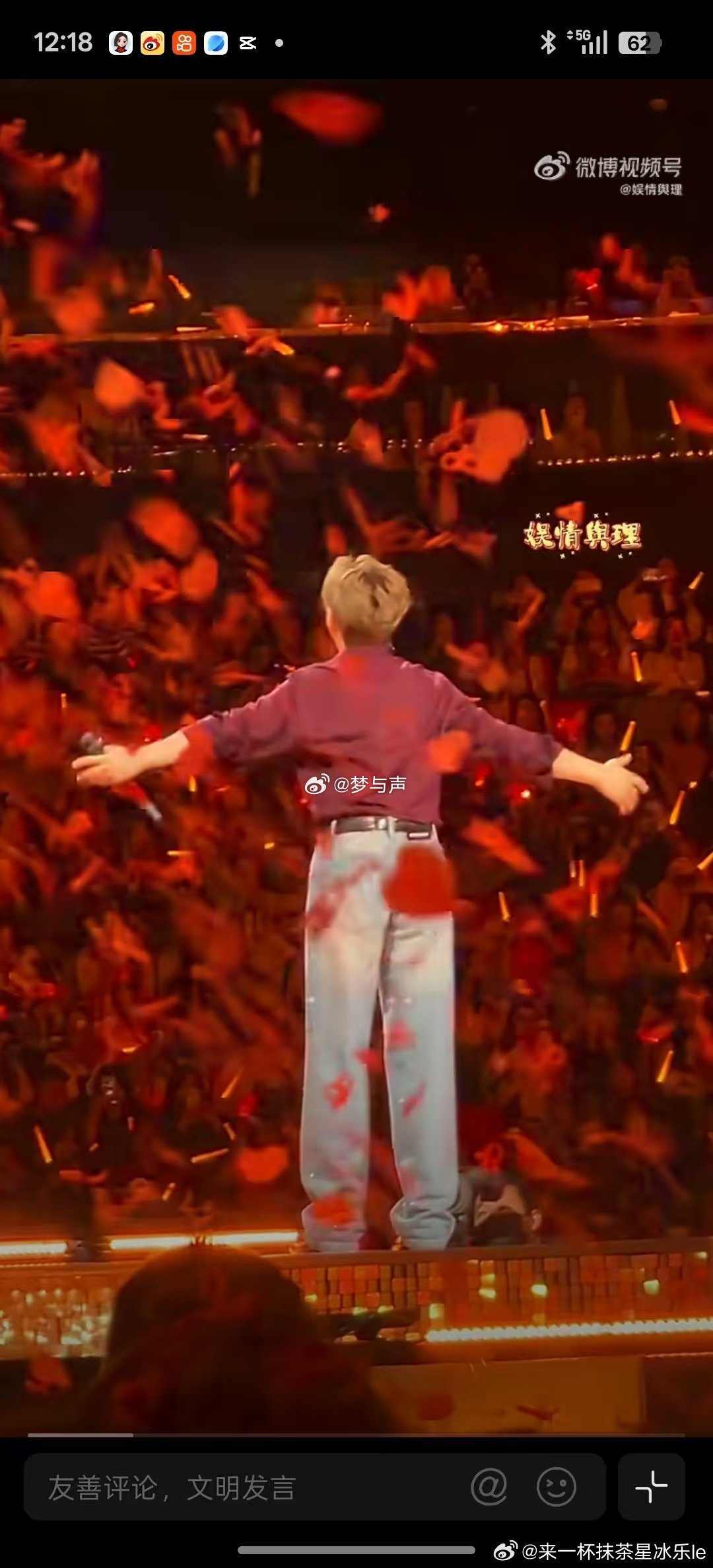 汪苏泷演唱会秒变运动会一时分不清汪苏泷是歌手还是运动员！满场飞奔鞠躬感谢，每个区