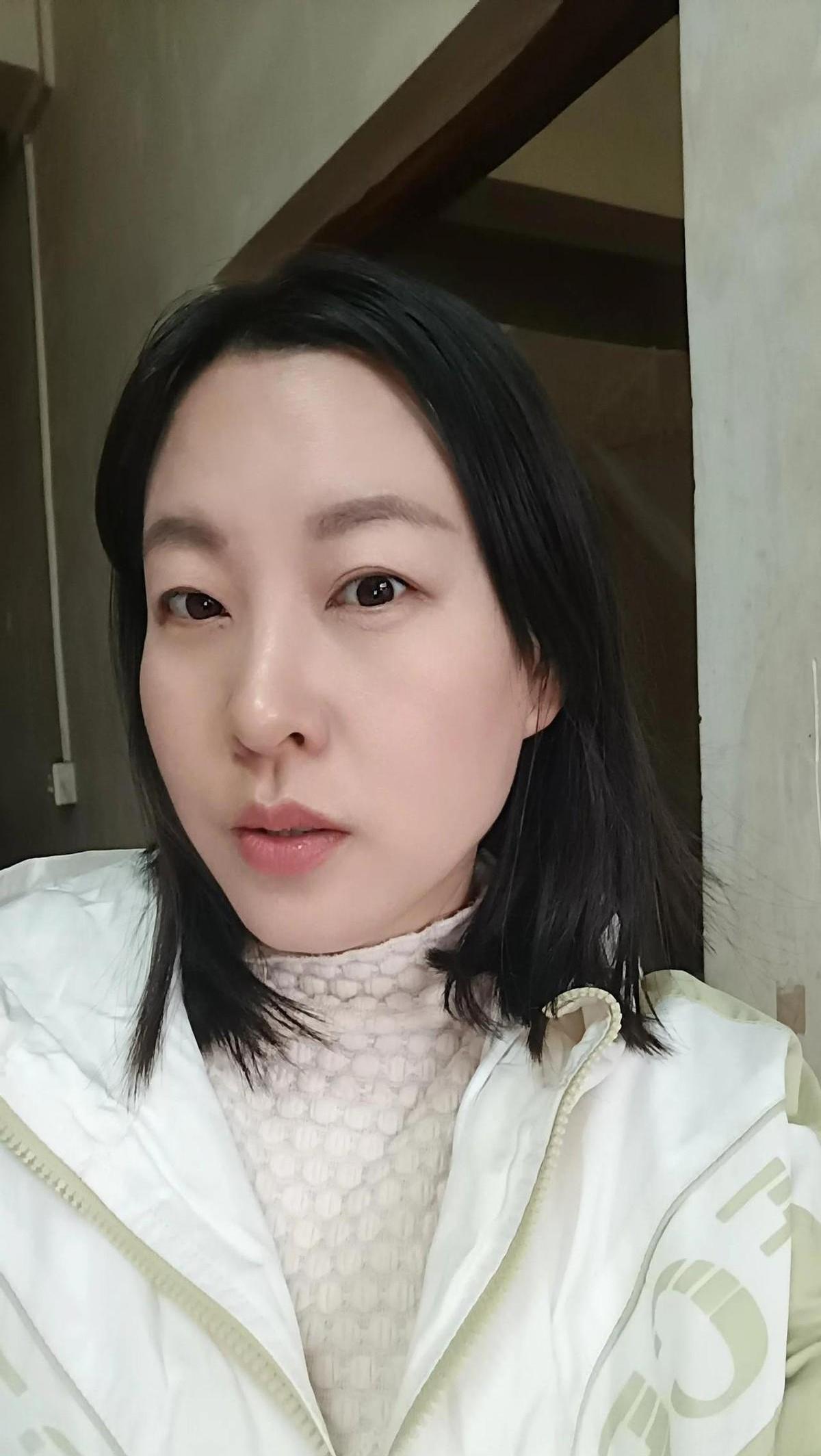 结婚多年，终于要解脱了！下个月十五号，老娘的航班，飞向自由！

他给了我一个红包