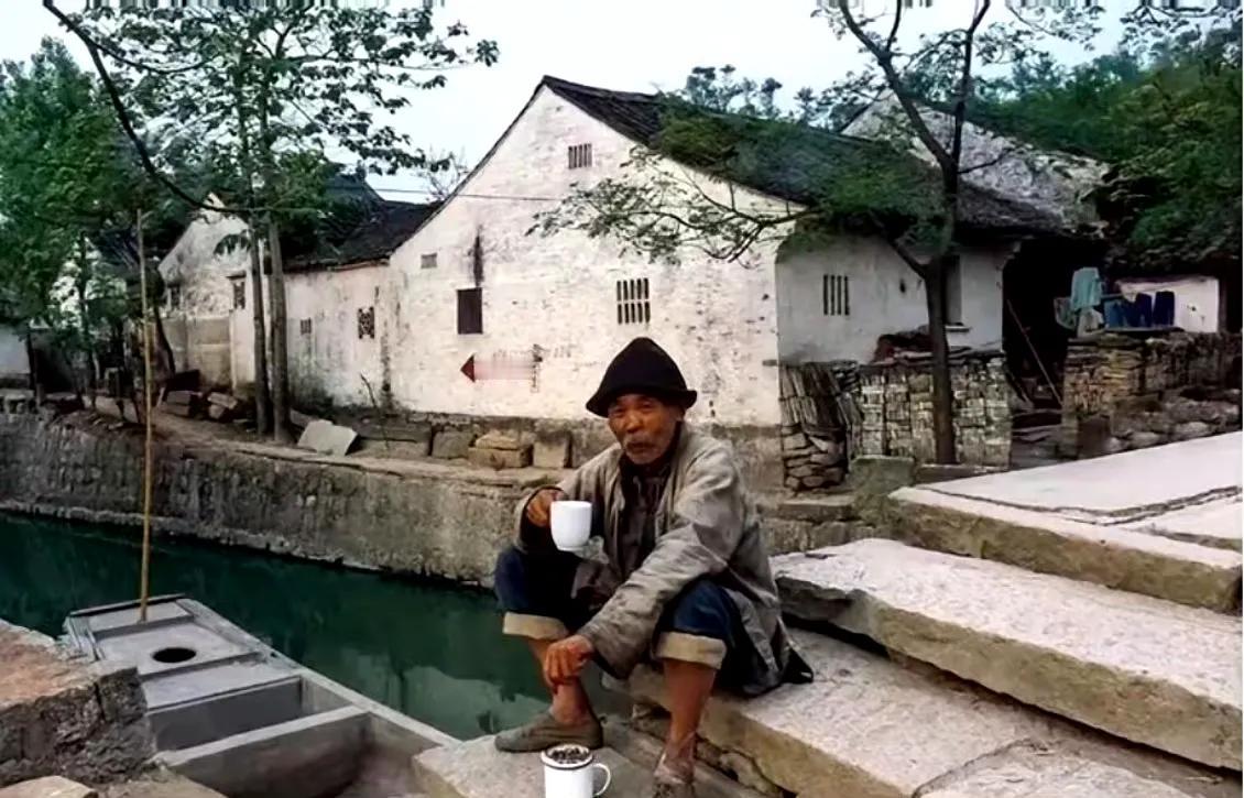 1981 绍兴大爷，坐在桥头 喝着黄酒 就着五香豆，岁月静好