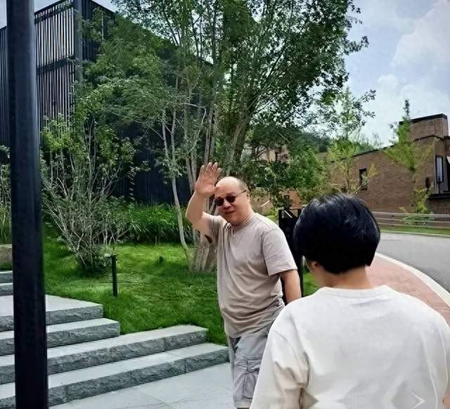 56岁窦唯最新路人照曝光！褪去繁华活成普通人