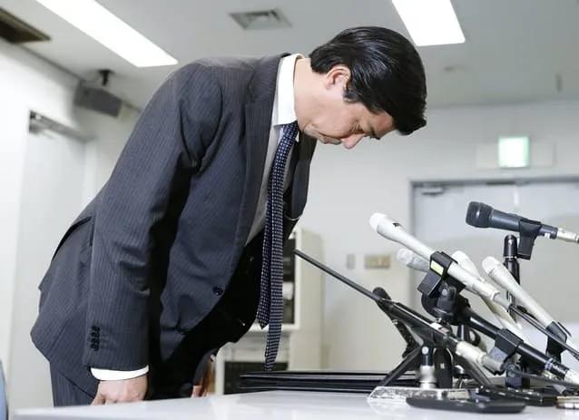 小日本警察特别阴！话说当年，日本警察抓偷渡的事。拦截了一艘船，一船人各国的都有，