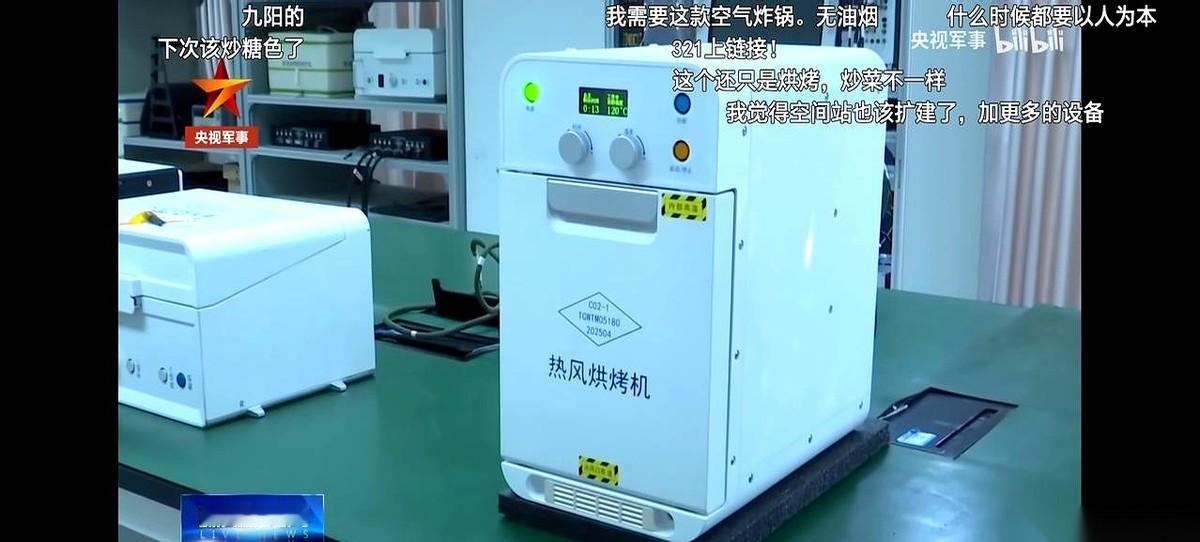 我今天看到一张图，差点以为是科幻电影的剧照。
咱们的航天员，在空间站里，烤东西吃