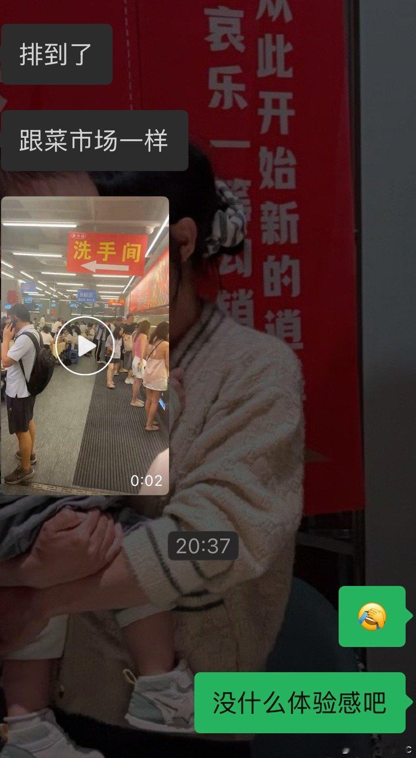 晚上下雨，感觉带娃出门不方便，就没有和宝爸他们一起出去吃烧烤了🍖。到了问宝爸他