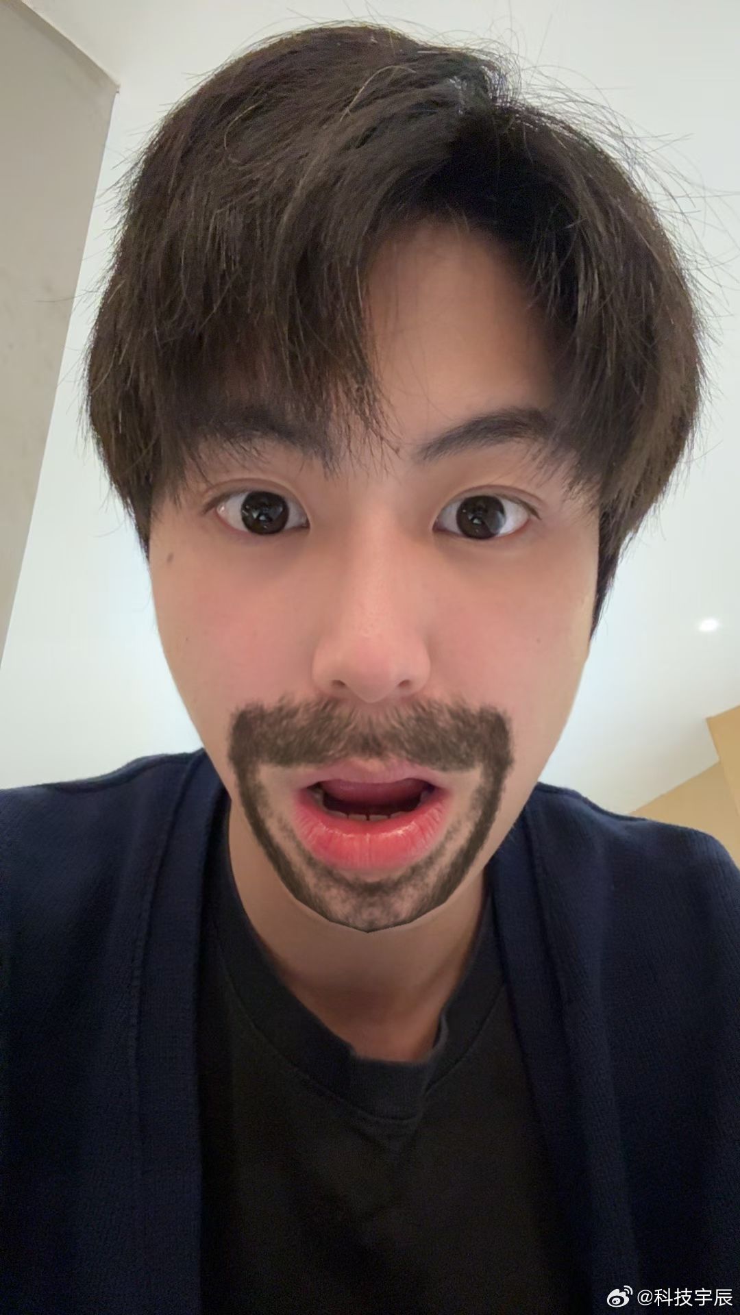 我留胡子还是蛮帅的嘛，有人这么觉得嘛，哈哈不过留胡子吃吃喝喝时不会粘上食物嘛