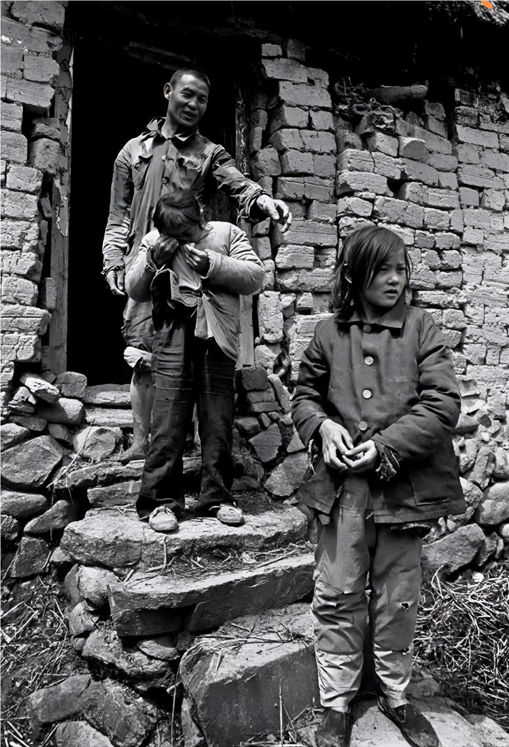 1991年，河南商城一个村庄，一张真实的老照片。

前面的那个女孩，名叫杨永香，