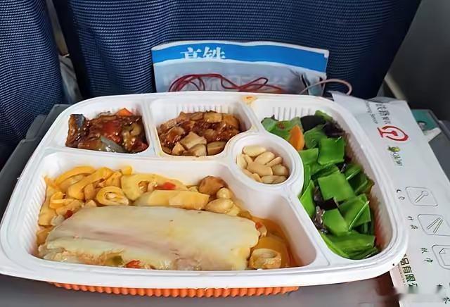 高铁去泡面化 高铁站不售卖泡面，但旅客可自带。没有一刀切，但也可以看出铁路部门在