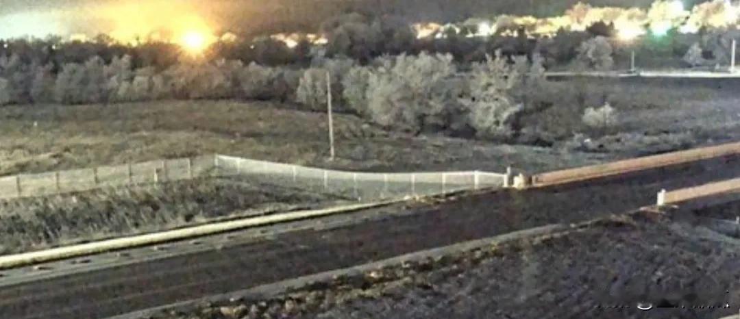 俄美惺惺相惜。昨天乌军公布在车里雅宾斯克用易燃液体火烧一架苏—34战斗轰炸机，今