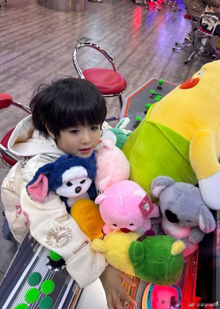 姜潮儿子 帅到可以进时代峰峻姜潮麦迪娜儿子这是真的挺帅啊！ ​​​