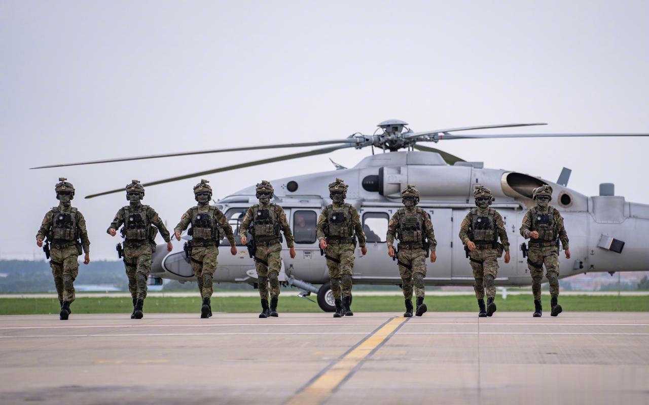 2023长春航空展，空降兵空中突击分队这一身装备再配上直-20KA直升机真的是太