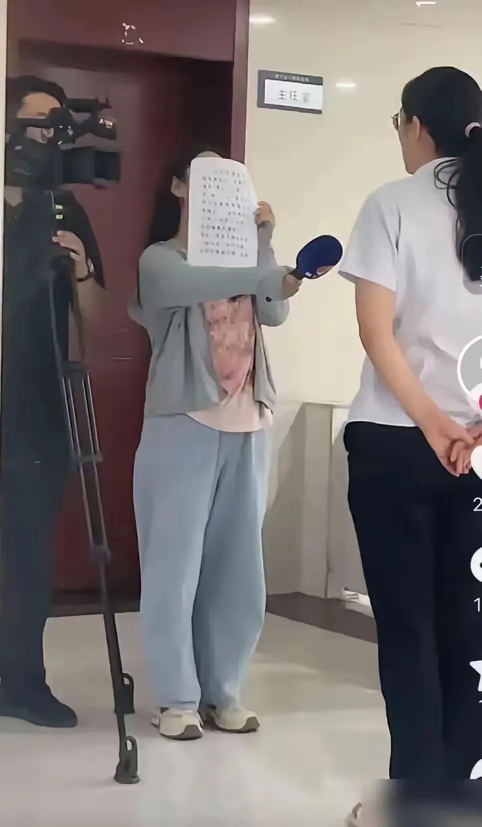 原来新闻是这样采访出来的。由部下或其他工作人员手举写着大字的文稿，站在镜头的后面