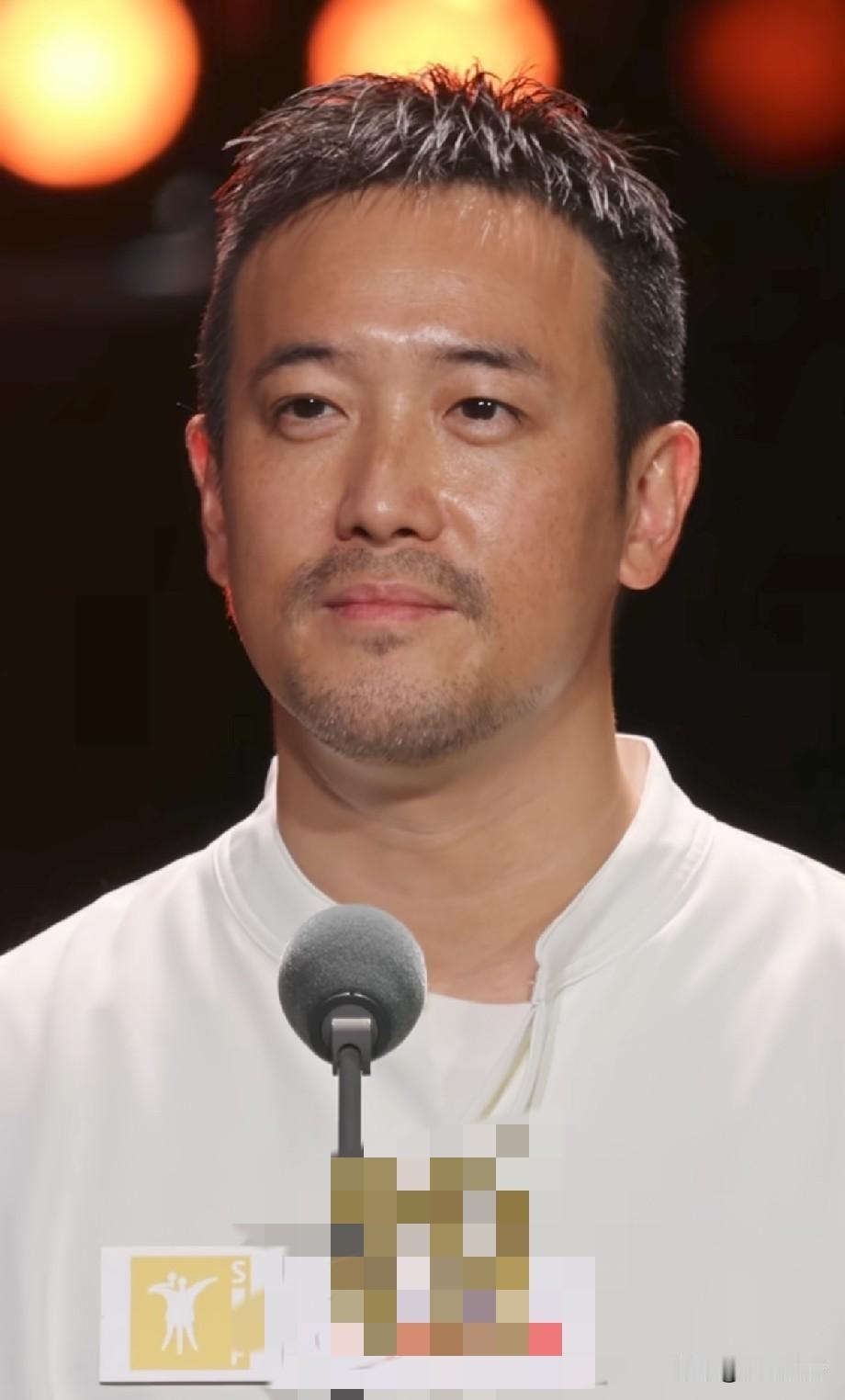 明明复刻老爸长相，曾国祥怎么成了帅版曾志伟？
 
刷到曾国祥活动现场镜头，瞬间被