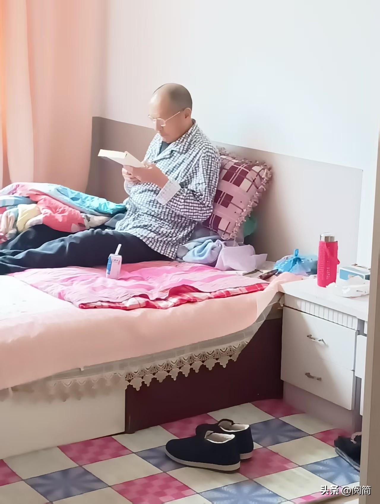 87岁的老爸，又在看书

87岁的老爸，刚从医院回来不久。

身体还在康复期，大