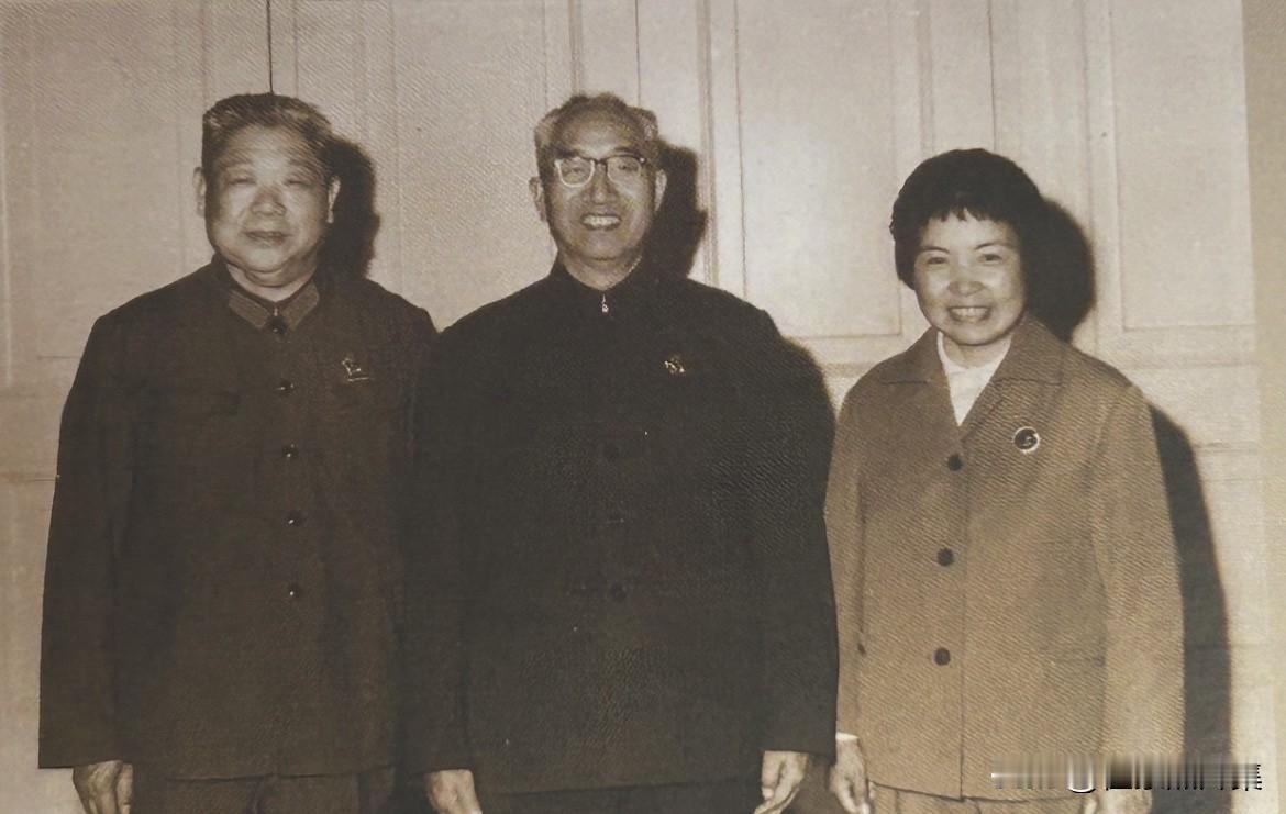 1972年5月，陈锡联夫妇与徐向前（中）在大连合影。陈锡联1929年参加中国工农