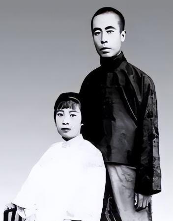 1949年深秋的台北，寒风刺骨。一处普通民宅里突然传出碗碟摔地的刺耳声响。

邻