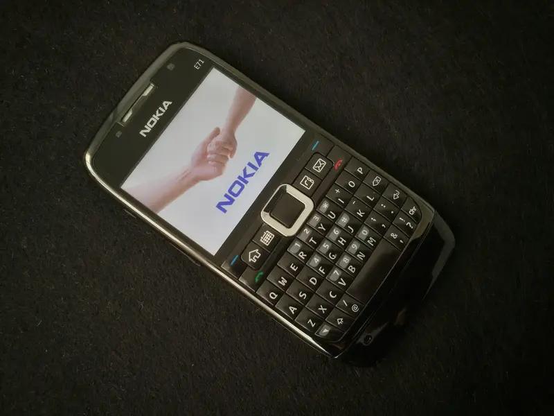诺基亚，那可是好多人的青春回忆！曾经它可是通信界的巨头，1987年第一款手持手机