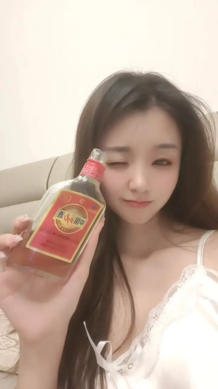 有的时候，在最无助的那一刻，我才发现自己原来什么都没有，心里空落落的...