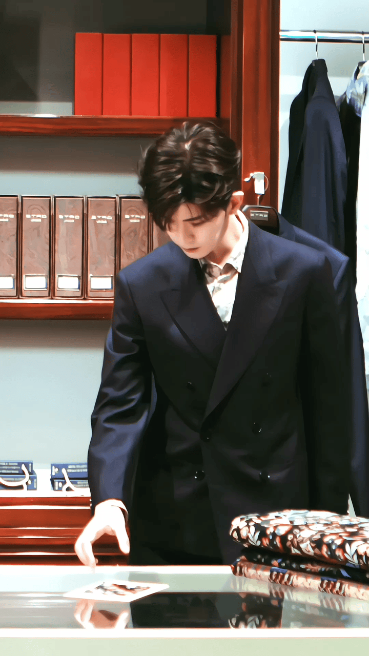 任嘉伦最新营业物料，来审判帅哥[哆啦A梦花心] ​​​