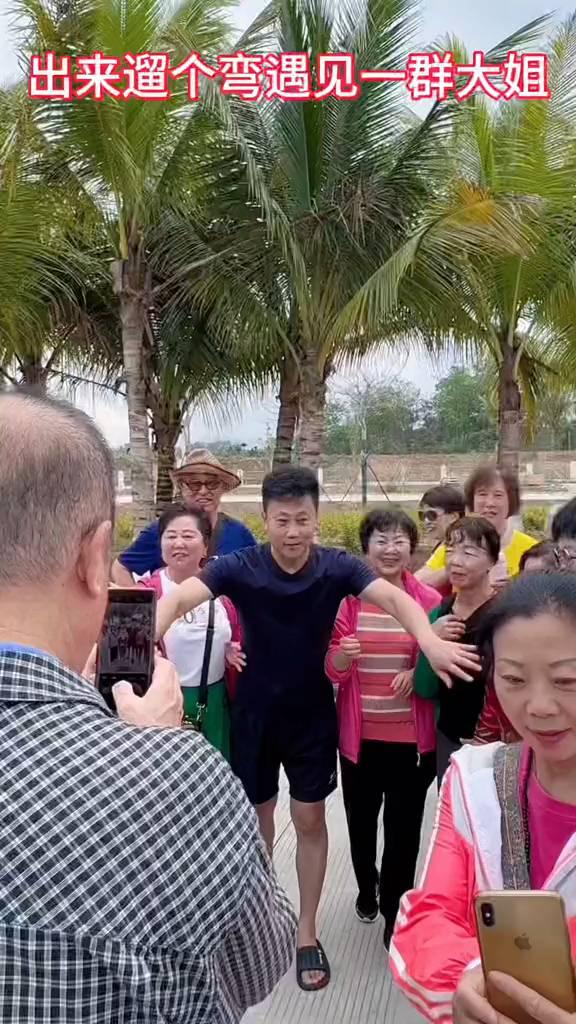 拍好，再往这边上来，要这个背景，都站着，你再过去。