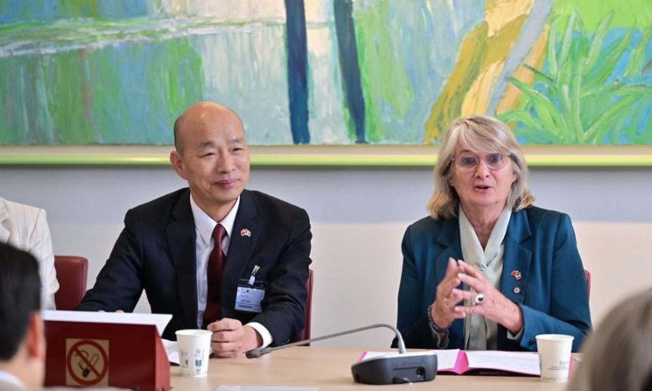韩国瑜在英国高喊“决不投降”，这是在向谁表忠心？

最近，韩国瑜很活跃啊，而且越