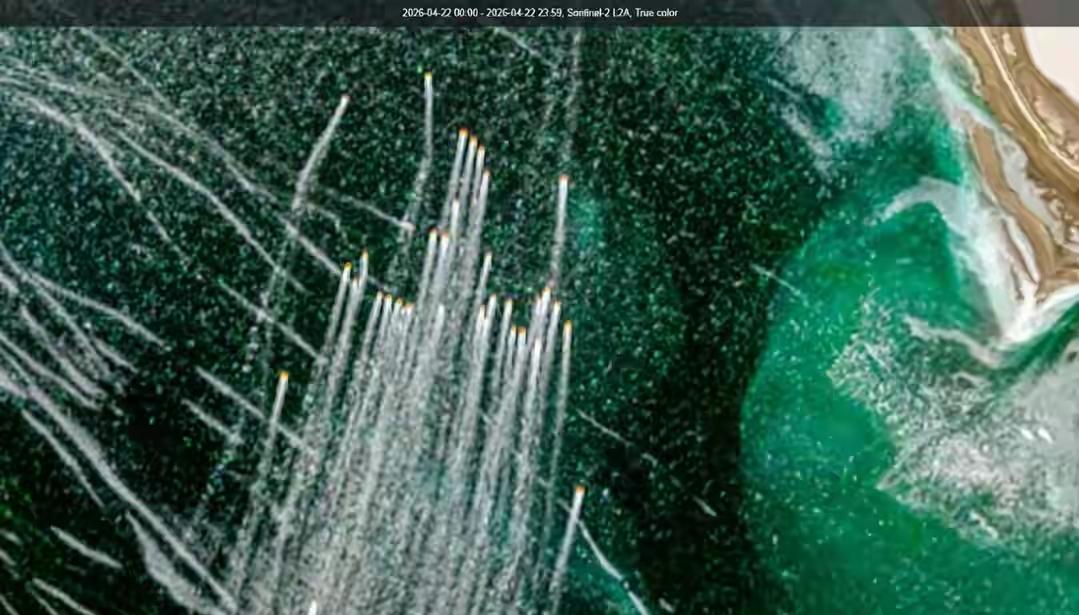 当地时间4月23日，伊朗33艘战舰于霍尔木兹海峡集结，一举戳破了美方所谓伊朗海军