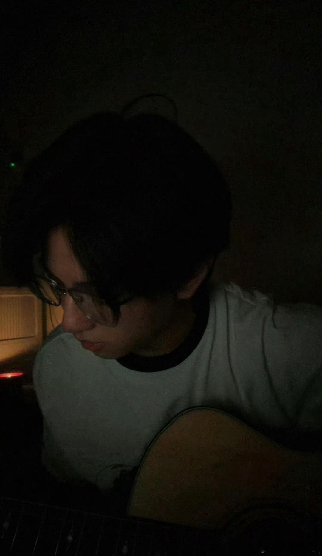 卧曹 素颜 卧室 眼镜  吉他 