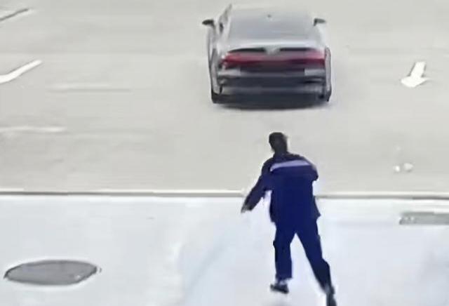 开奥迪逃单632元，凭啥让加油工买单？

4月11日，安徽合肥，一辆奥迪车加完6