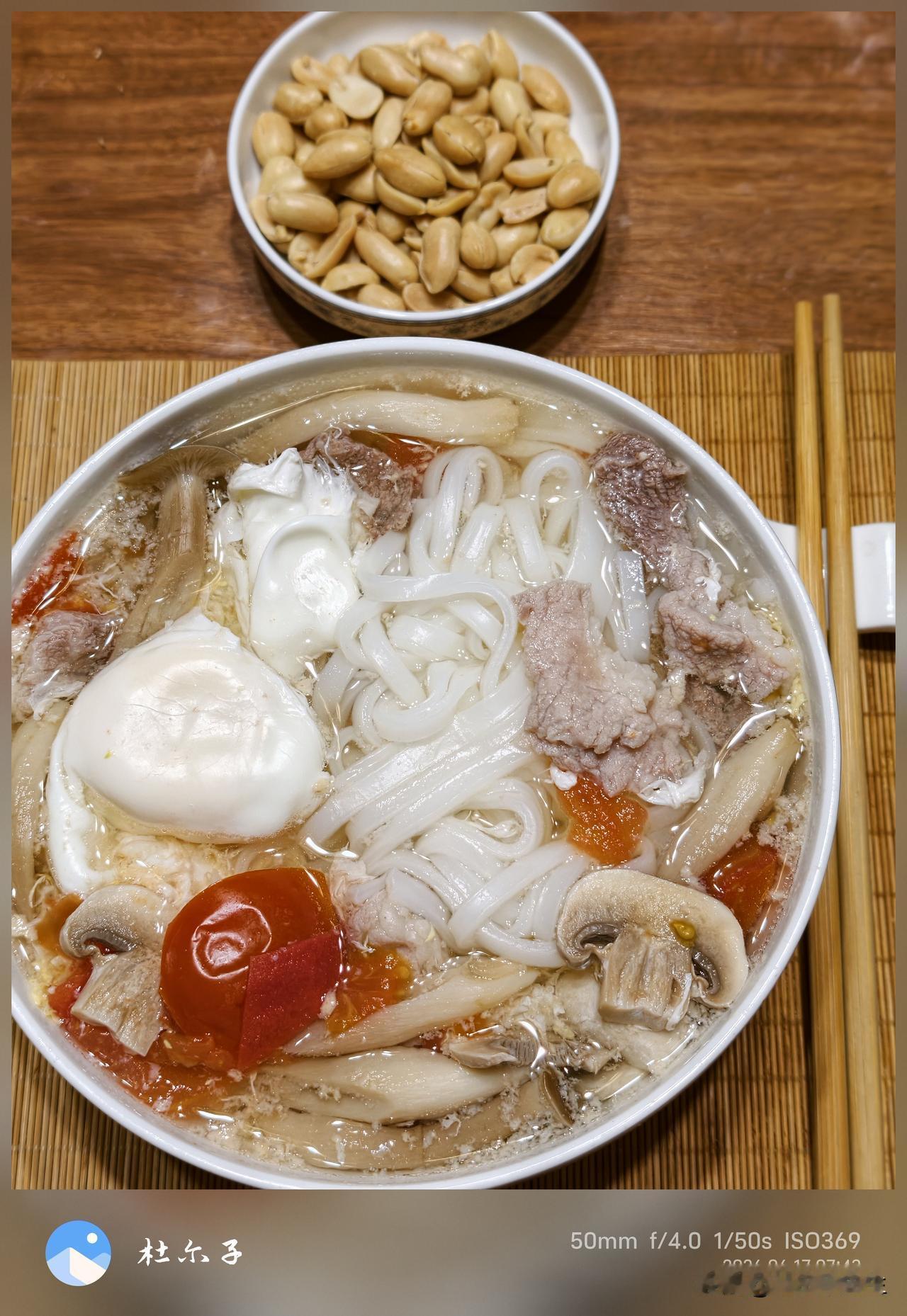 今早去买菜，见一阿嬷卖的麻蕹不错，就要了一斤，当付钱的时候却遭到了老人的翻脸，不