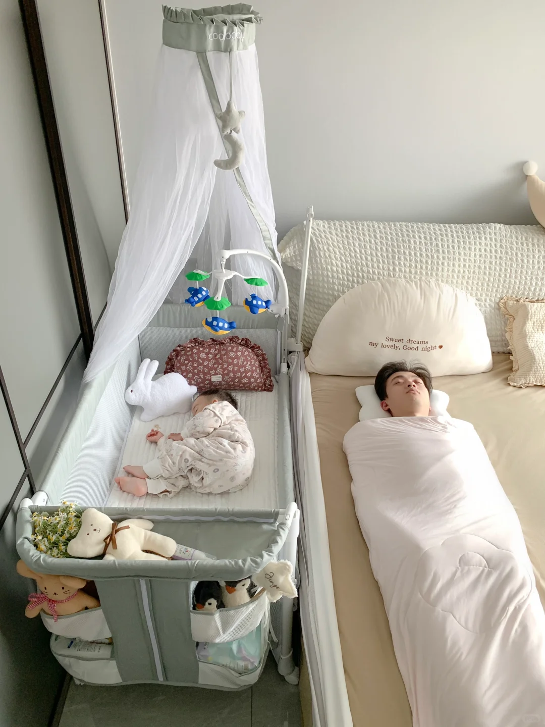 小户型看过来！折叠婴儿床太香了！