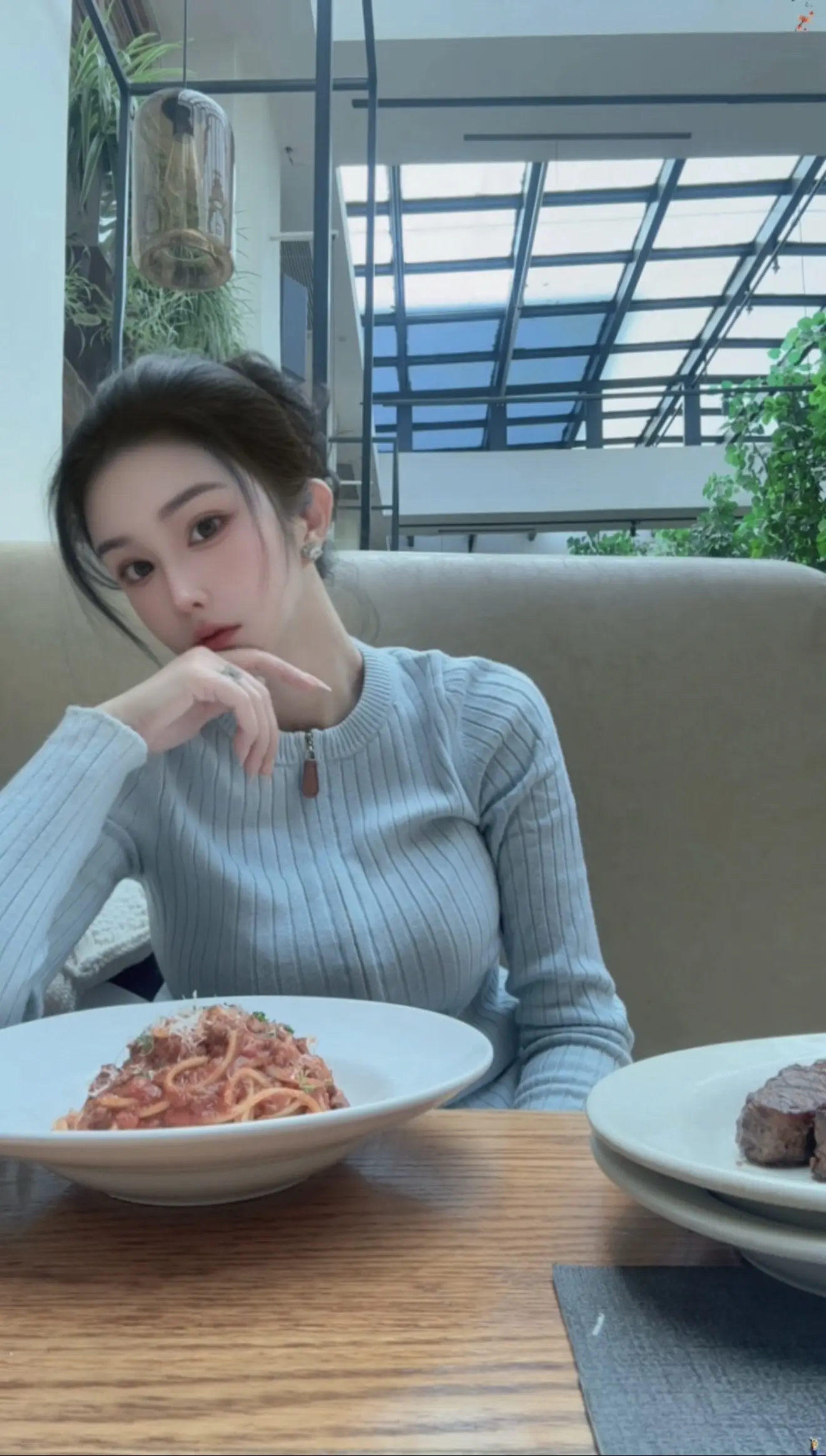 虽然我只是宇宙散落的一颗不起眼的星星，但有幸被爱自己的人拥护着