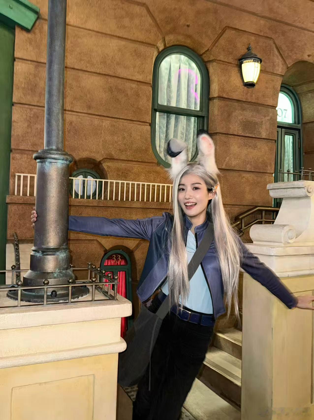 卢昱晓银发live卢昱晓cos朱迪随拍卢昱晓银发live，好看，行 