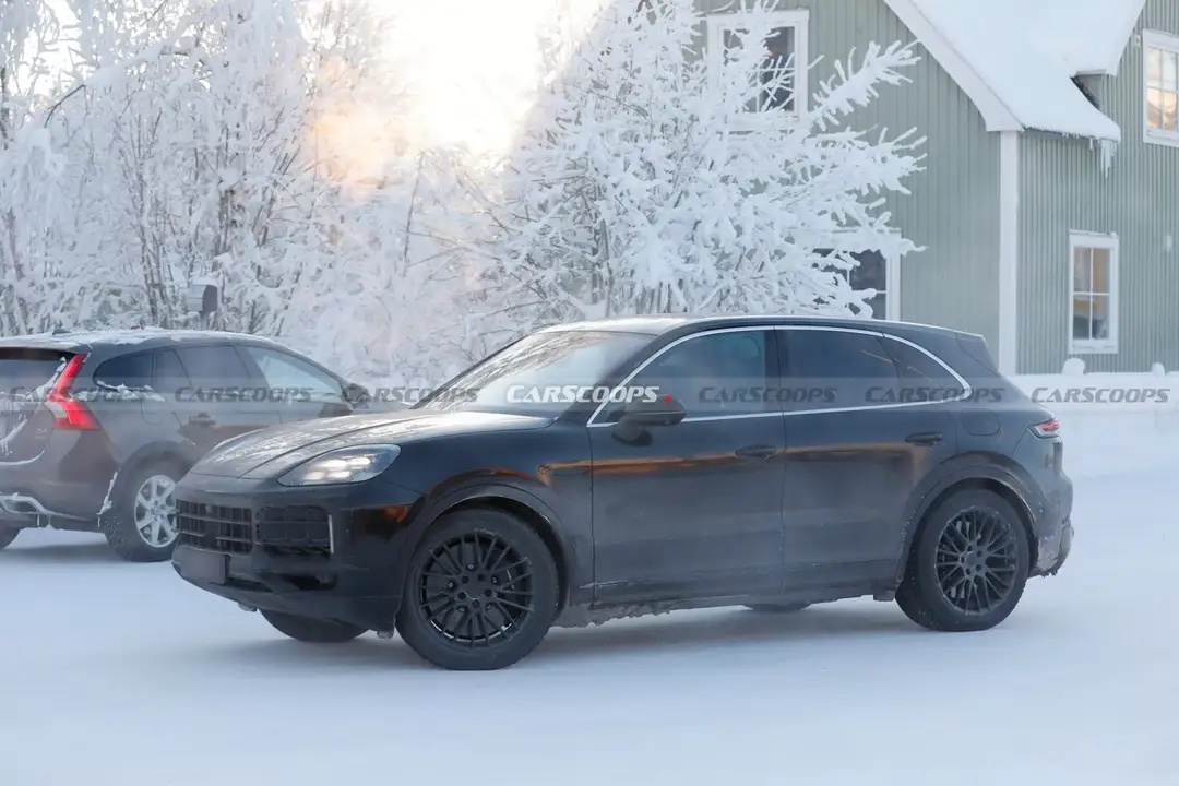 谁再说燃油车要没了？保时捷直接把改款卡宴燃油版开上雪地里测了！外观抄作业911，