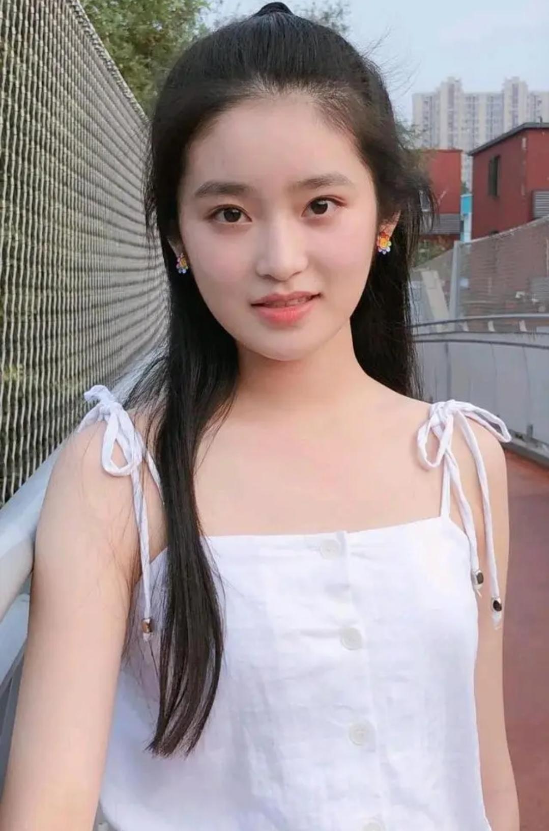 她是《芈月传》中的小芈月，在《沉默的荣耀》中差点没认出娱乐 明星