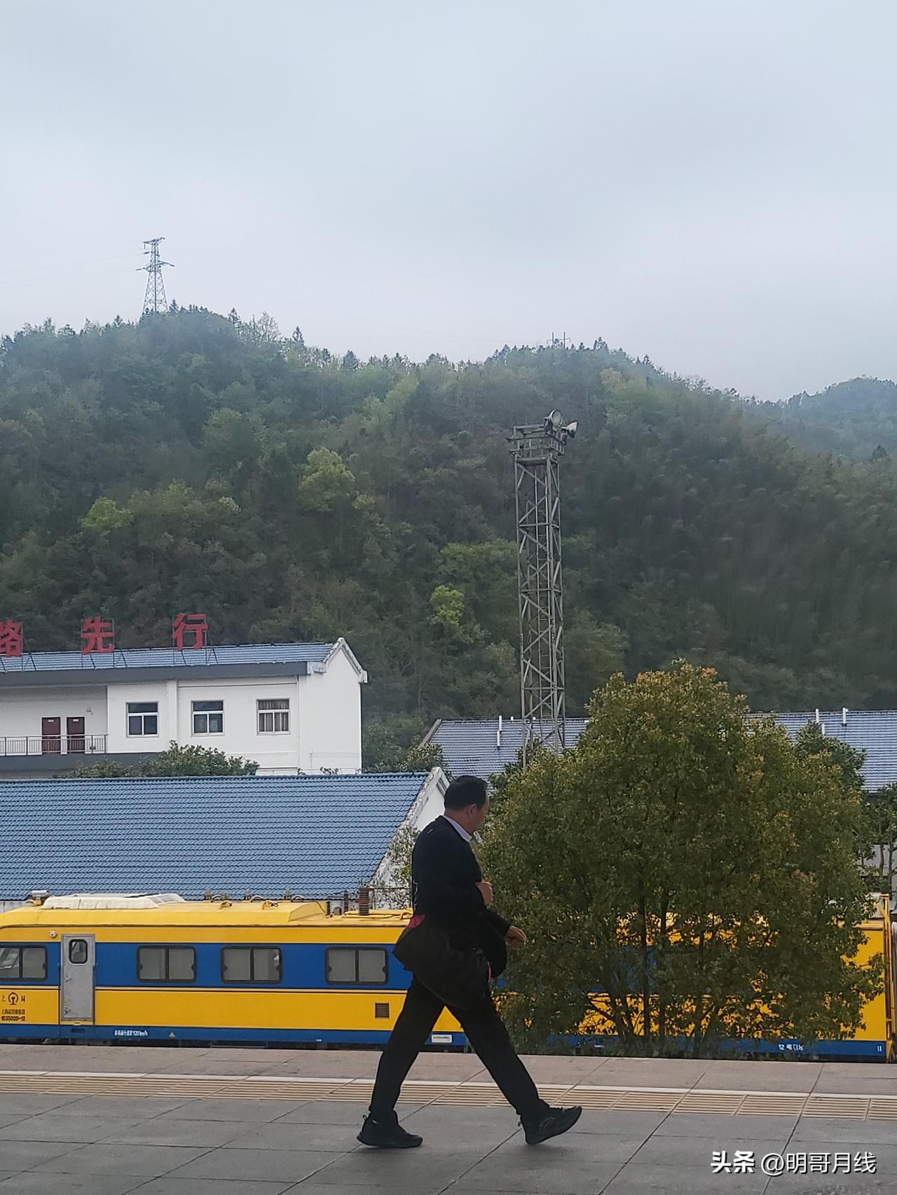 老年人晚年的烦恼，大多数都是来于放不下
 
人老了，褪去了年少的奔波忙碌，日子本