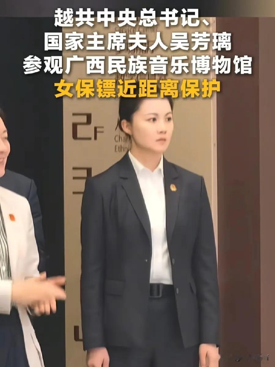 用什么成语既能体现出她的气质，又能体现出她的能力呢？又能体现出她的美貌。

大家