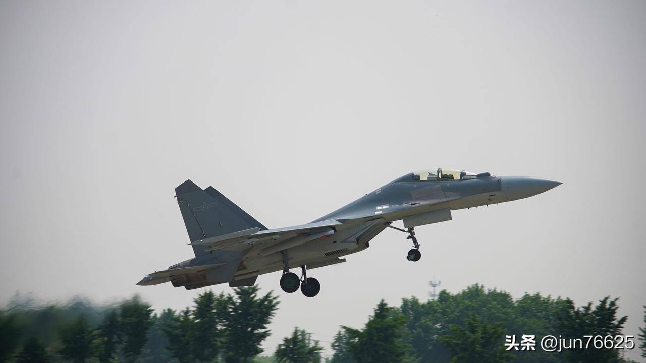 近日，东部战区空军航空兵某旅组织飞行训练，进一步检验飞行员技战术水平，锤炼部队打