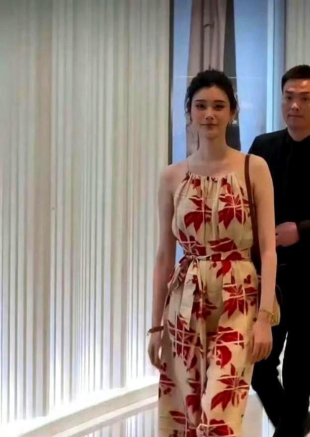 奚梦瑶的素颜带娃照，比她维密走秀点击量还高。
灰衬衫，游乐场，弯腰给孩子擦嘴巴。