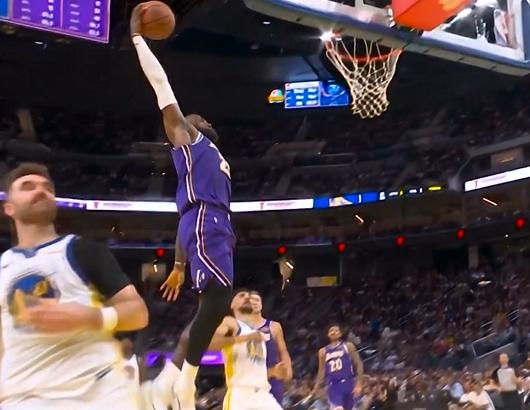 湖人似乎还有希望，打勇士队，詹姆斯梦回当年，踩着三分线起飞扣篮。拿到26分8篮板