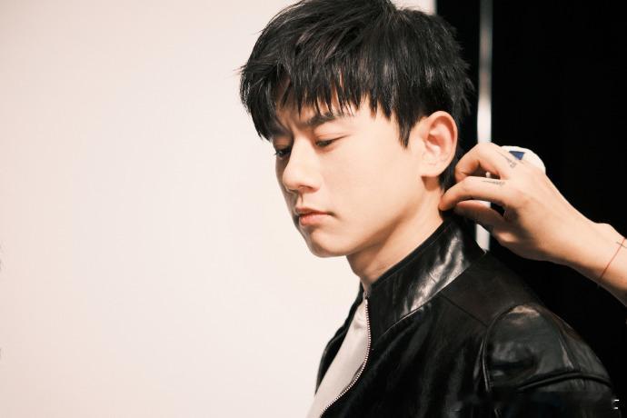 张杰Comeon逆战逆战来也张杰工作侧拍张杰工作侧拍好吸睛！“Come on 逆