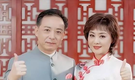 2025年，京剧演员李胜素年满59岁，她这辈子没结婚，也没孩子，身边却有个男人扎